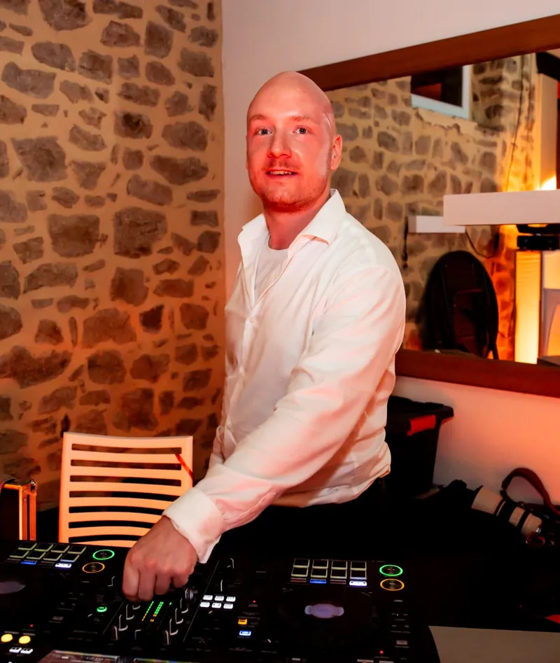 Jérémy, DJ de DRD Events, aux platines lors d'une soirée