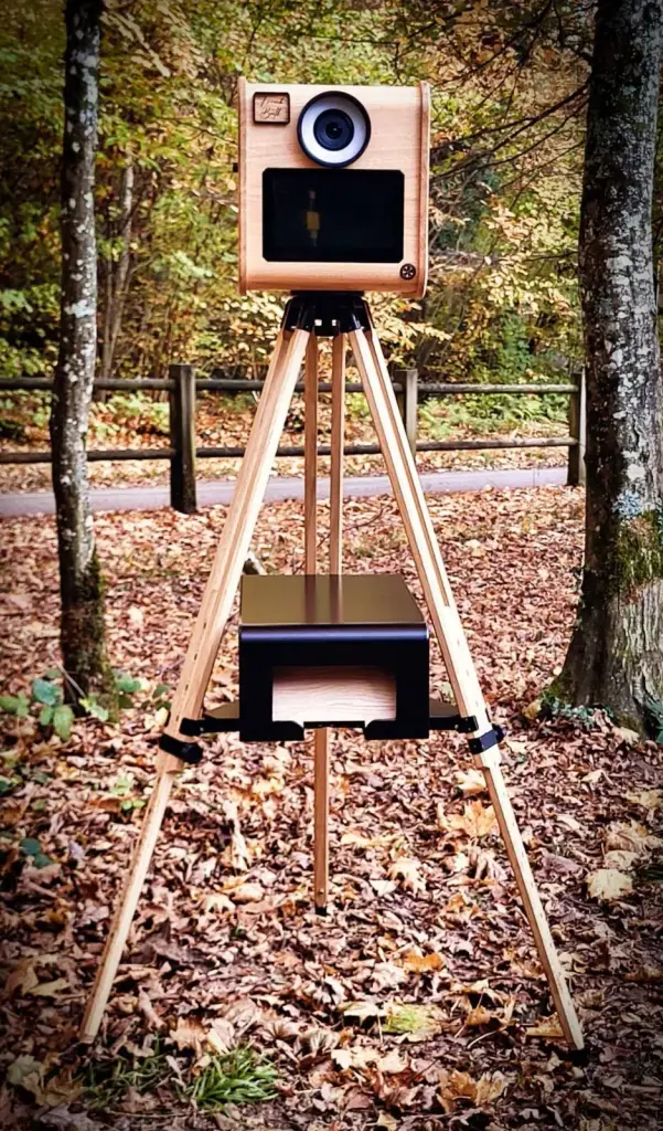 Borne photobooth en bois de DRD Events sur son trépied