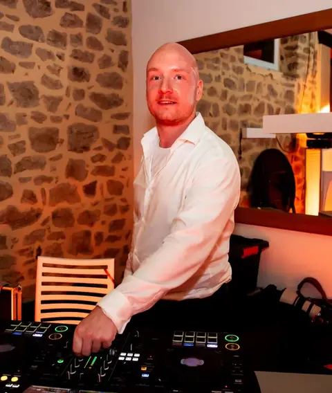 Jérémy, DJ de DRD Events, aux platines lors d'une soirée