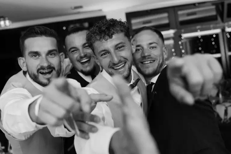 Groupe d'amis en tenue de fête célébrant un événement d'entreprise