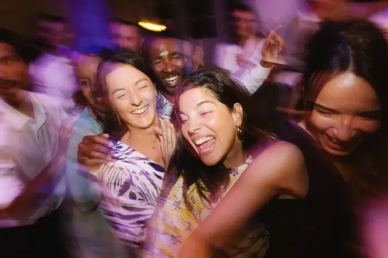 Invités souriants dansant au cœur d'une piste de mariage animée