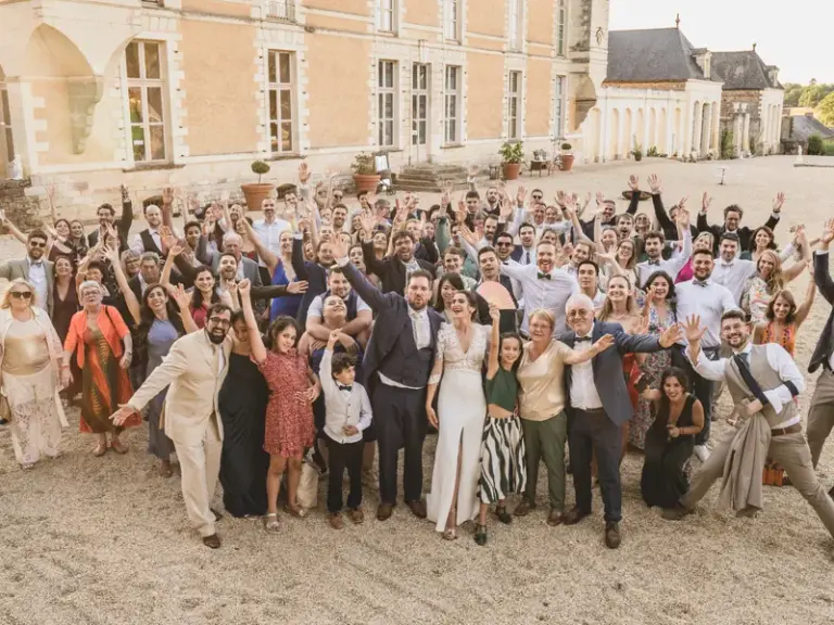 Pierre et Dima réunis avec leurs invités devant le château au Château du Boschet, à Bourg-des-Comptes