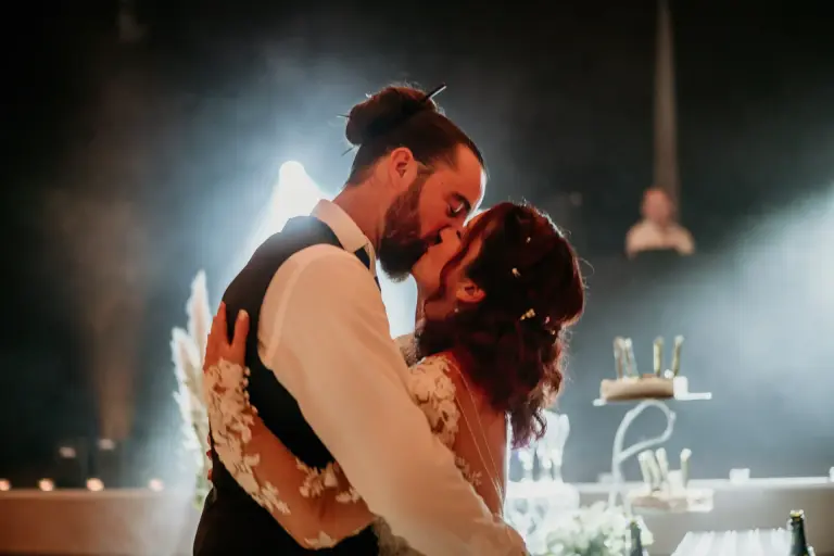 Piste de danse de mariage éclairée pendant le set du DJ